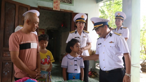 Vùng 4 Hải quân tặng quà con ngư dân được đơn vị nhận đỡ đầu nhân dịp chuẩn bị năm học mới