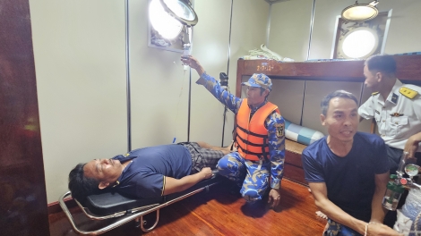 Hải đoàn 129 kịp thời đưa ngư dân bị nạn trên biển về Bệnh xá đảo Trường Sa cấp cứu