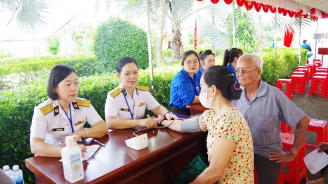 Tuyên truyền biển, đảo; khám tư vấn và cấp phát thuốc miễn phí cho người dân tại Tây Ninh