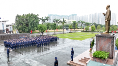 Cảnh sát biển Việt Nam dâng hương, hoa tưởng nhớ Chủ tịch Hồ Chí Minh trước thềm Đại hội Đảng bộ