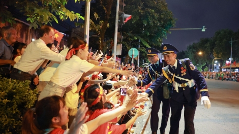 Vinh dự và tự hào khi được diễu hành trong vòng tay nhân dân