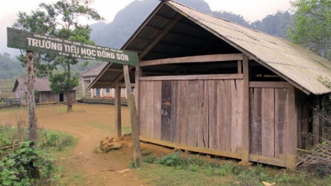 Giáo viên vùng núi khắc phục khó khăn chuẩn bị năm học mới 