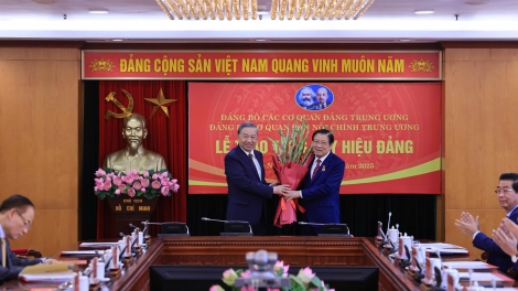 Thời sự 18h 28/8/2025:Tổng Bí thư Tô Lâm trao Huy hiệu 45 năm tuổi Đảng tặng đồng chí Phan Đình Trạc