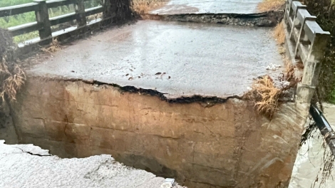 Cầu ở Đồng Nai bị sập do mưa lớn, địa phương lập rào chắn khẩn cấp
