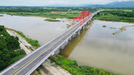 Cận cảnh cầu vòm thép đầu tiên ở Quảng Ngãi chuẩn bị thông xe