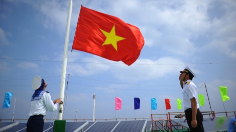 Cờ Tổ quốc giữa trùng khơi