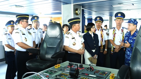 Tàu CSB 8001 cập cảng Jakarta, bắt đầu chuỗi hoạt động giao lưu với Cảnh sát biển Indonesia