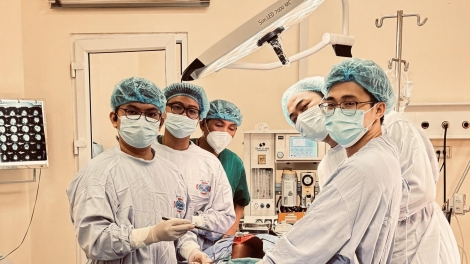 Phẫu thuật thay khớp gối bản lề tăng trưởng cho bệnh nhi ung thư xương đùi đầu tiên tại Việt Nam