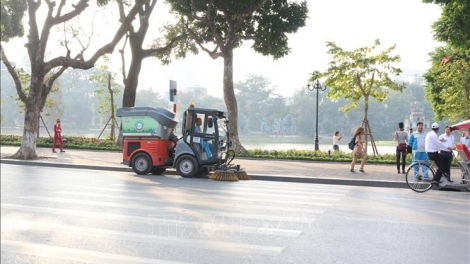 Làm sạch Hồ Gươm đón chào Quốc khánh