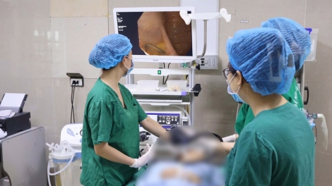 Cứu kịp thời bé 5 tuổi nuốt móc dây chuyền