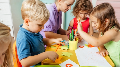 Chi phí giáo dục tăng nhanh hơn lạm phát: Nỗi lo chung của phụ huynh châu Âu
