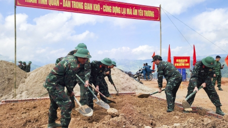 Thần tốc dựng nhà mới cho người dân vùng lũ Điện Biên