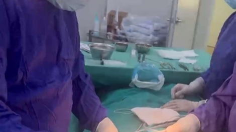 Tiêm chất làm đầy ngực 5 năm trước, nữ bệnh nhân áp xe phải mổ gấp