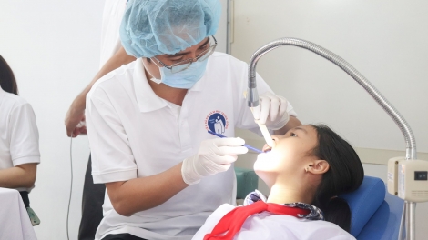 Tập huấn chăm sóc răng miệng học đường và khám chữa bệnh cho người dân Côn Đảo 