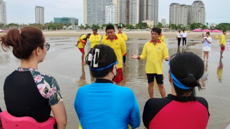 Lần đầu tiên TPHCM phổ biến kiến thức chống đuối tại bãi biển