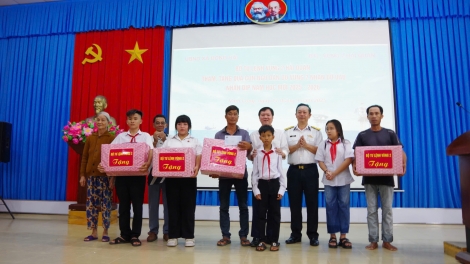 Vùng 2 Hải quân tặng quà năm học mới cho con ngư dân