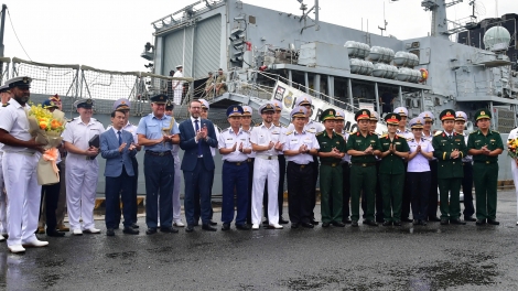 Lữ đoàn 125, Vùng 2 Hải quân giao lưu bóng chuyền với Thủy thủ tàu Hải quân Hoàng gia Anh HMS Richmo