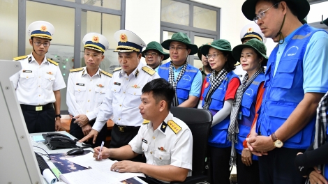 TP. Hồ Chí Minh trao 6,5 tỷ đồng quà tặng quân dân vùng biển Tây Nam