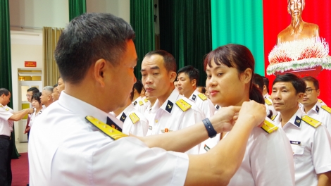 Vùng 2 Hải quân công bố và trao quyết định thăng quân hàm cho quân nhân