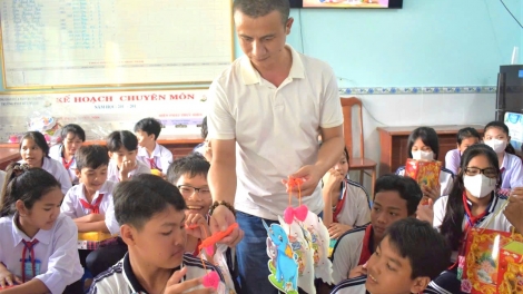 Cà Mau: Đại úy công an thắp sáng ước mơ học trò nghèo