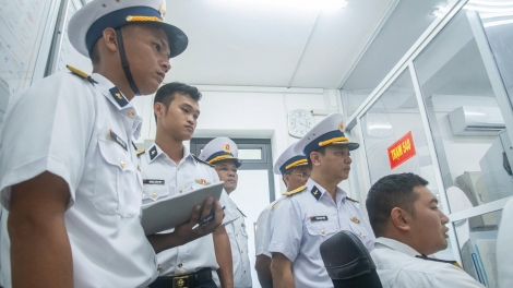 Tư lệnh Vùng 3 Hải quân kiểm tra sẵn sàng chiến đấu tại Trạm ra đa 540 đảo Cồn Cỏ