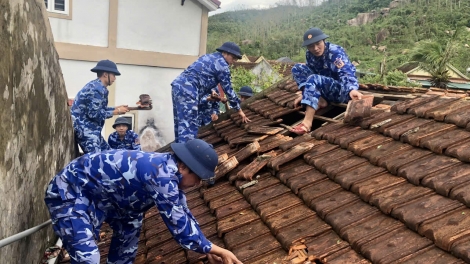 Vùng Cảnh sát biển 1 tích cực giúp dân khắc phục hậu quả bão số 10