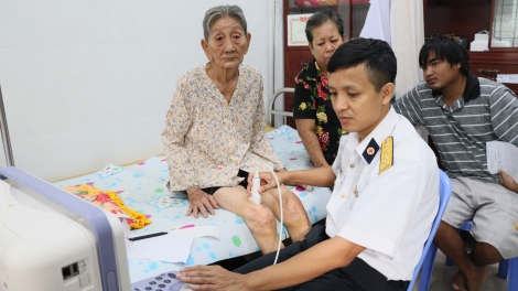 Vùng 5 Hải quân khám, cấp thuốc miễn phí cho hơn 300 lượt người dân xã Năm Căn