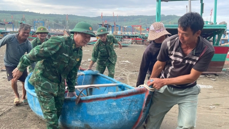 Bộ đội biên phòng Nghệ An hỗ trợ người dân phòng chống bão số 10