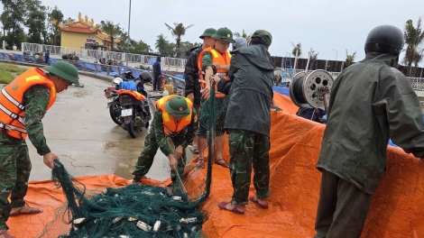 Bộ đội Biên phòng Quảng Trị giúp ngư dân trục vớt tàu cá bị chìm