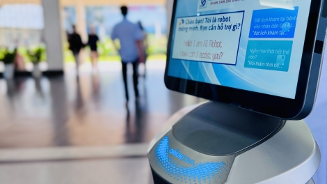 Bệnh viện Nhân dân Gia Định thử nghiệm robot hỗ trợ hướng dẫn người bệnh  