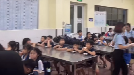 Thời sự 18h 30/9/2025: Tại Hà Nội, nhiều học sinh phải ăn tối tại trường vì giao thông tê liệt