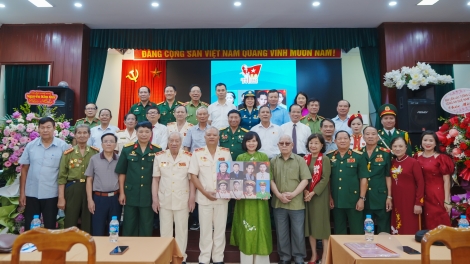 Trao tặng 8 di ảnh Anh hùng Liệt sĩ Công an nhân dân và ra mắt hồi ký "Chiến trường và Quê hương"