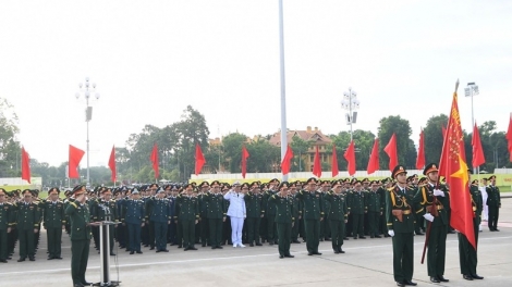 Đoàn đại biểu Điển hình tiên tiến Đại hội Thi đua Quyết thắng toàn quân lần thứ 11 báo công dâng Bác