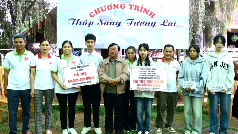 Bốn tân sinh viên Làng trẻ em SOS Đà Lạt được tặng học bổng gần 1 tỷ đồng