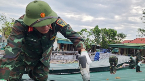 Hà Tĩnh: Cán bộ, chiến sĩ Bộ Chỉ huy Quân sự chung tay dựng lại trường lớp sau bão
