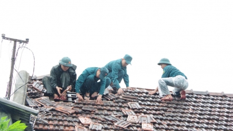 Huế khẩn trương giúp dân lợp lại nhà sau bão 