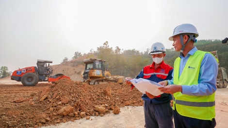 Thi công xuyên lễ trên công trường cao tốc Đồng Đăng – Trà Lĩnh