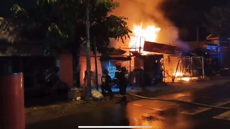 Cháy chợ lúc nửa đêm ở TP.HCM, tiểu thương bất lực nhìn tài sản bị thiêu rụi