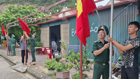 Quảng Ninh: Tặng 5.000 cờ Tổ quốc và 400 ảnh Bác Hồ cho người dân biên giới, hải đảo