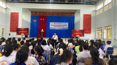 Trung đoàn 196 tuyên truyền biển, đảo cho hơn 600 sinh viên Trường Đại học Phú Yên
