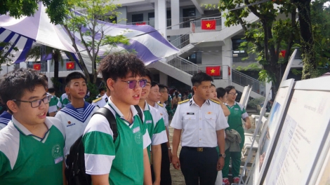 Lữ đoàn 172 tuyên truyền biển, đảo, tư vấn tuyển sinh cho thanh thiếu niên Đà Nẵng