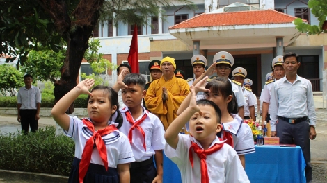 Rộn ràng khai giảng năm học mới ở Đặc khu Trường Sa