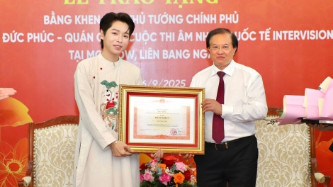 Đức Phúc - quán quân Intervision 2025 nhận Bằng khen của Thủ tướng Chính phủ