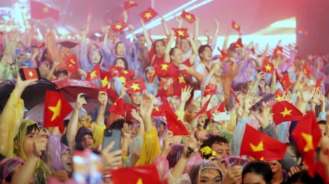 Hàng vạn người dân TP.HCM đội mưa xem pháo hoa mừng Quốc khánh