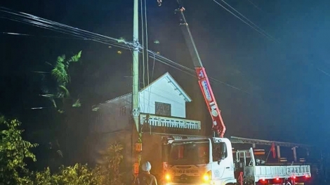 Ảnh hưởng bão số 10, hơn 230 ngàn khách hàng ở 54 xã phường tại miền Trung bị mất điện