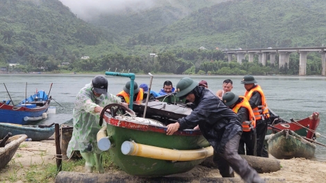 Người dân ven biển thành phố Huế ứng phó với bão số 10 