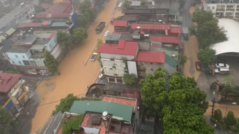 Lào Cai mưa lớn, nhiều tuyến phố  như sông