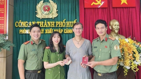 Huế: Trao trả tài sản cho du khách Nga trước giờ xuất cảnh
