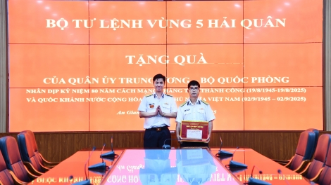 Trao quà của Quân ủy Trung ương, Bộ Quốc phòng cho các quân nhân Vùng 5 Hải quân