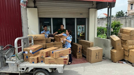 Quản lý thị trường Hà Nội phát hiện thu giữ hàng nghìn bánh Trung thu và đồ chơi nhập lậu